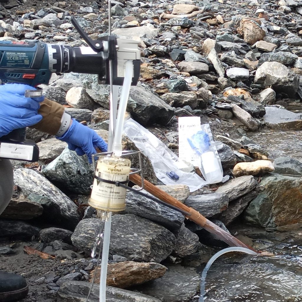 prélèvement d'ADNe, ADN environnemental en rivière, inventaire faune aquatique, réseau de surveillance, expertise de la biodiversité sur les eaux superficielles, observatoire de l'eau