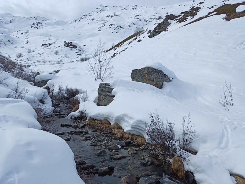 photo Hydros : paysage hivernal lors de prélèvements d'eau et mesures de débits