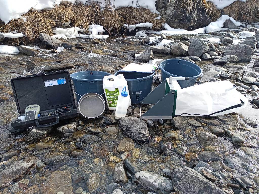 photo Hydros : matériel de prélèvements macroinvertébrés benthiques