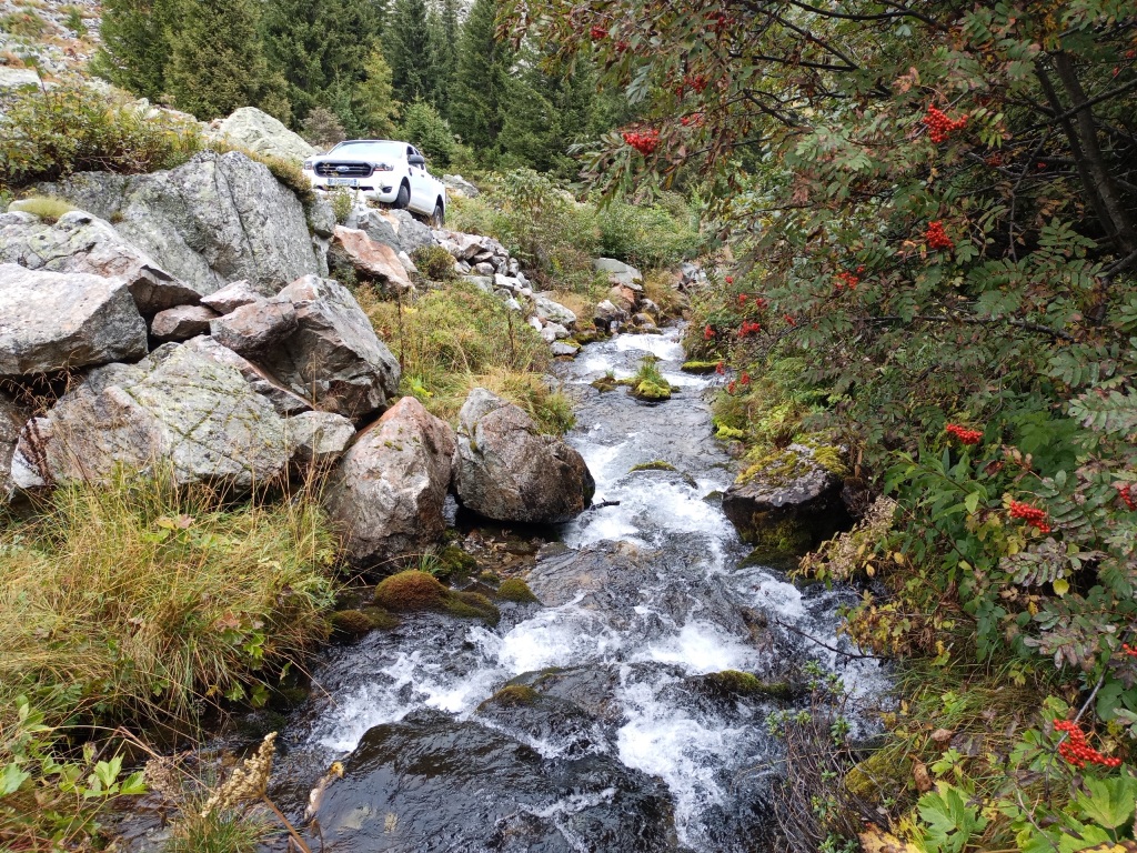 photo Hydros : suivi projets cours d'eau, pick-up, accès difficile en montagne