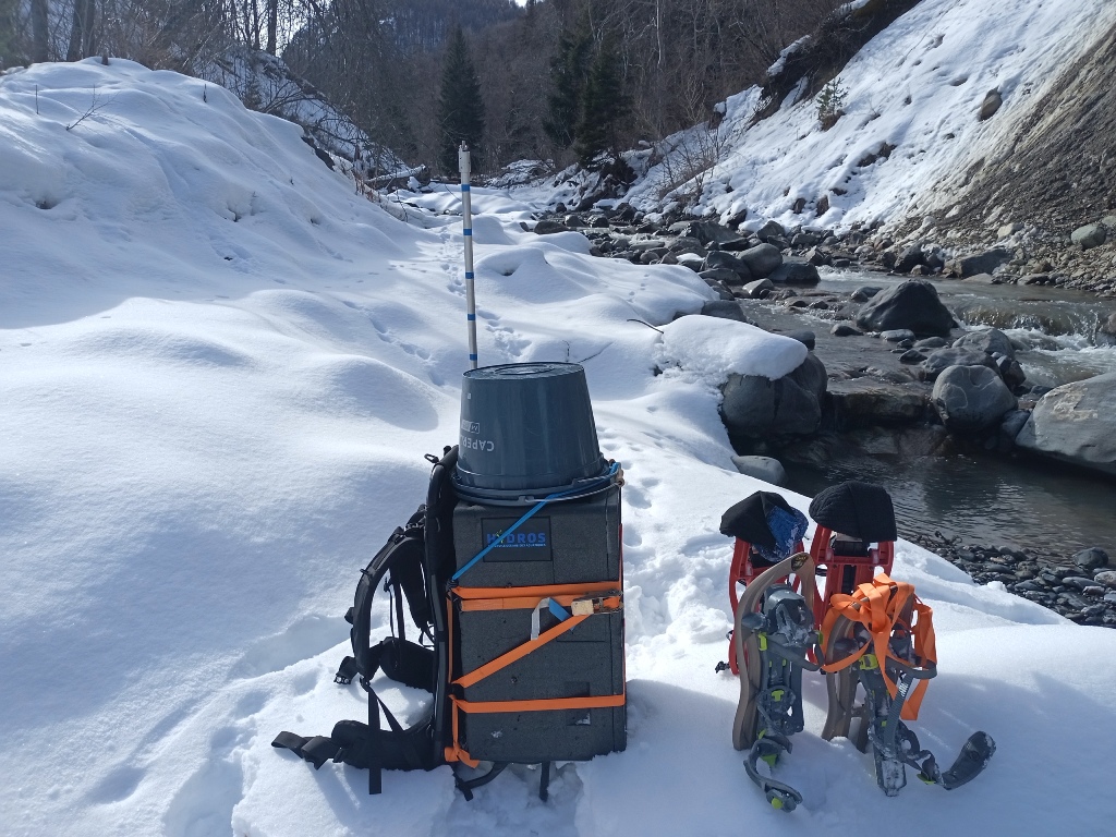 HYDROS, bureau d'études spécialisé en milieux aquatiques et hydrobiologie. Suivi microcentrale hydroélectrique, portage matériel en hiver
